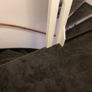 Trappen en overloop bekleden met tapijt - ART Woninginrichting