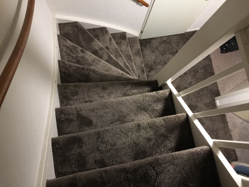 Dichte trap bekleden met tapijt