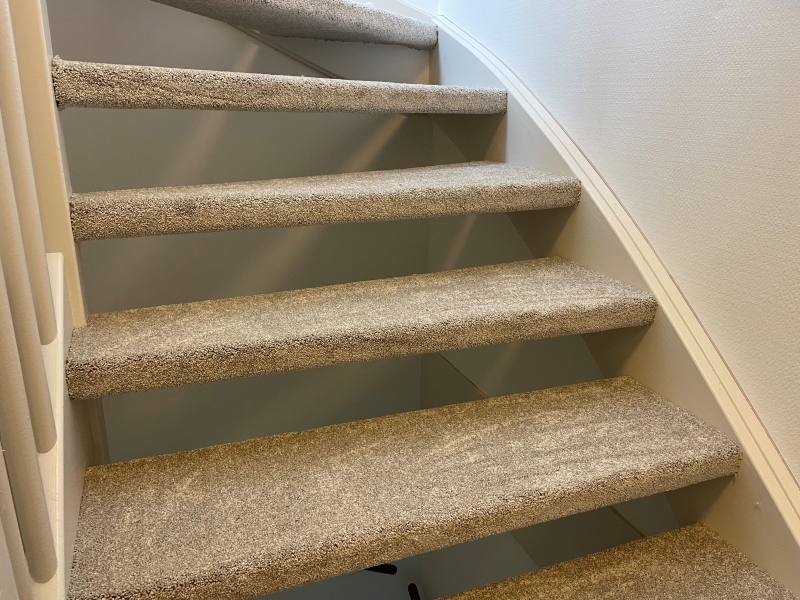 Open trap bekleden met tapijt