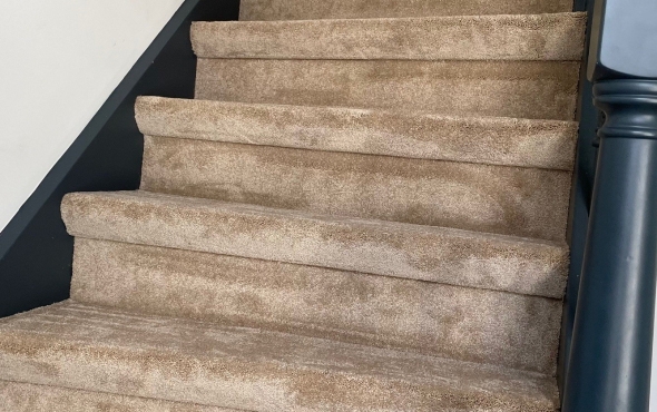 Trap bekleden met tapijt in Voorschoten
