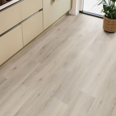 Laminaat Grijsbeige Eiken brede plank 03773 inclusief ondervloer plinten gratis gelegd